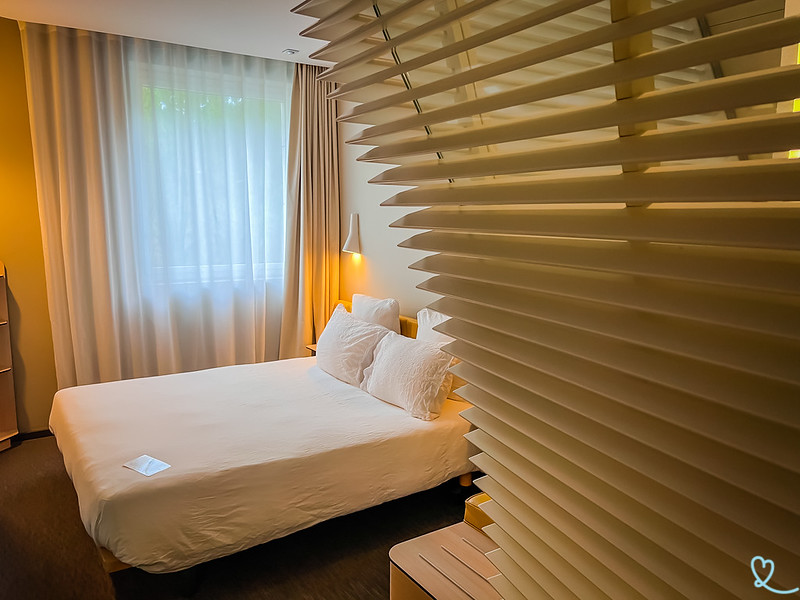 Blick auf das Zimmer im Okko Hotel in Nantes mit seinen klaren Linien und runden Formen