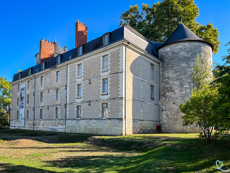 Visit the Tours Castle and its contemporary art exhibitions
